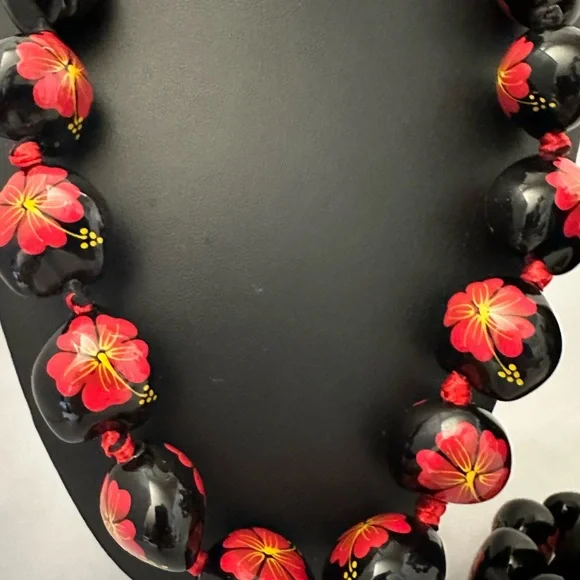 Hawaiian Kukui nut necklace and two stretch bracelets - Picture 2 of 5